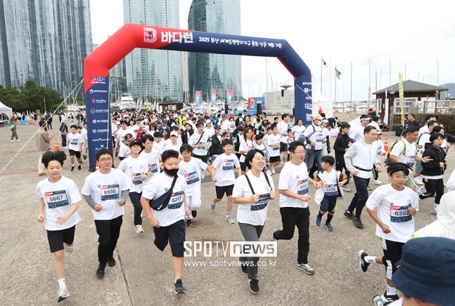 ▲ KADA는 지난 10월 부산 해운대구 수영만 요트경기장에서 2025명의 참가자와 함께 5km 마라톤 ‘바다런’ 행사를 개최했다. ⓒ 곽혜미 기자