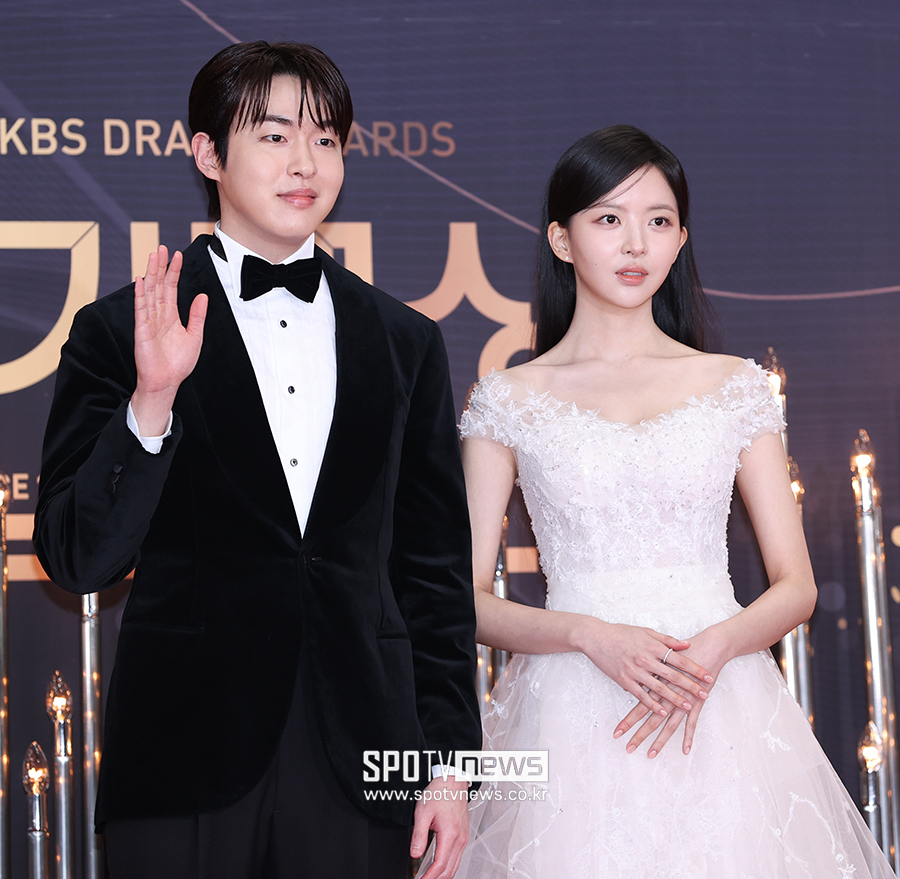 포토S] 김도연-김비주, 선남선녀 < 현장취재기사 < 연예 < 기사본문 - SPOTV NEWS