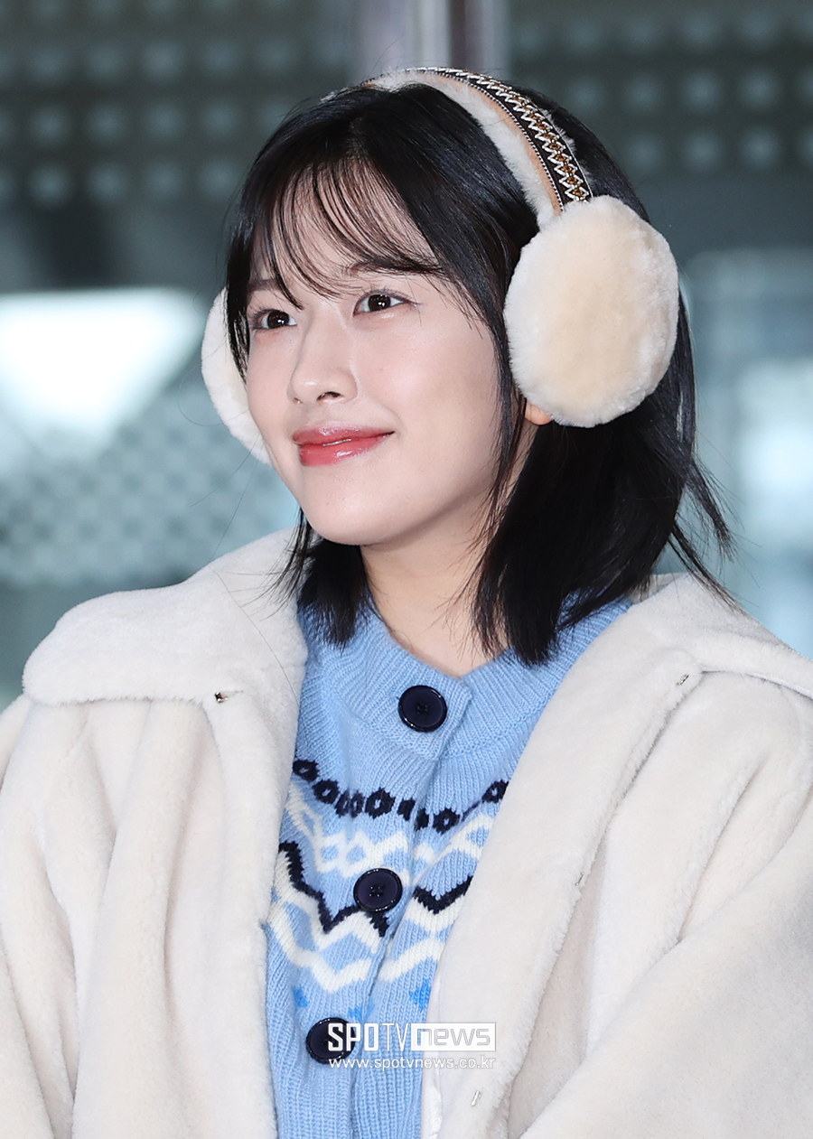 안유진 귀마개 쓴 아이브 안유진, 추위 녹이는 '자체발광' 미모 < 현장취재기사 < 연예 < 기사본문 - SPOTV NEWS