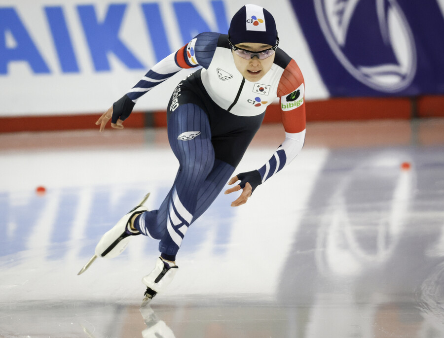 ▲ 김민선이 스피드스케이팅 세계선수권 여자 500m에서 은메달을 목에 걸었다.  ⓒ연합뉴스/EPA/AP