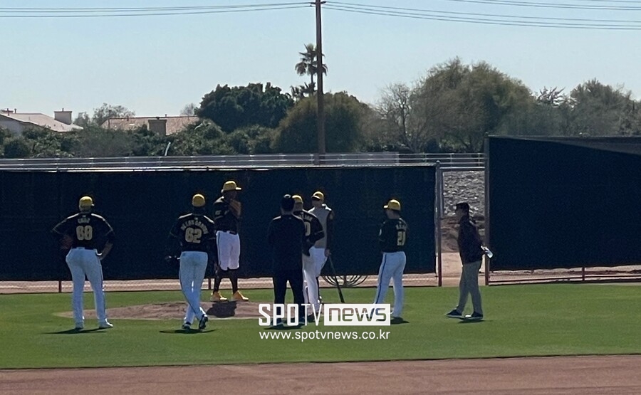 ▲ 고우석의 수비 훈련을 지켜보는 이동욱 감독(맨 오른쪽). ⓒ 신원철 기자