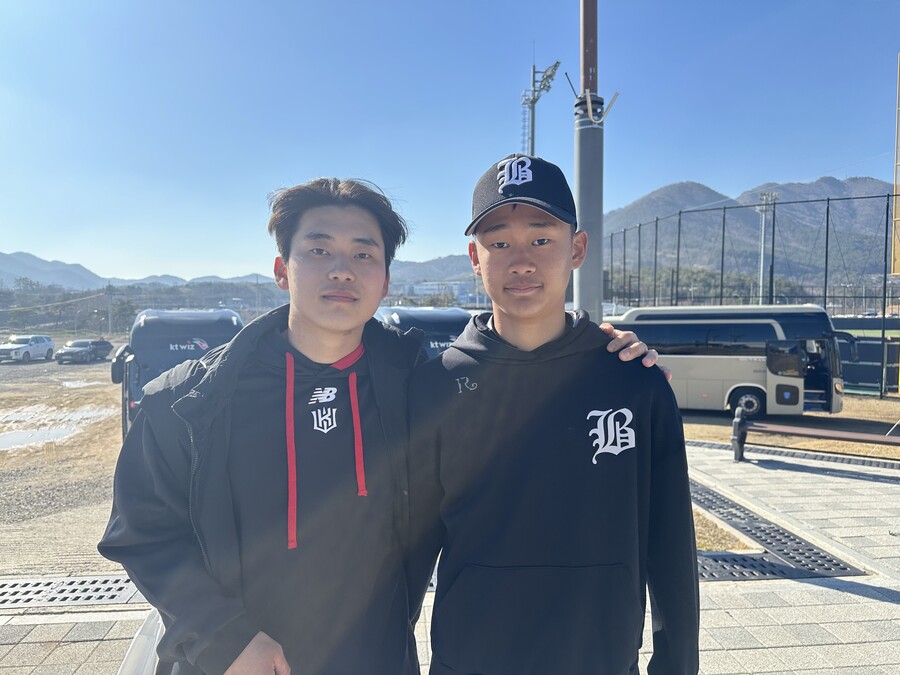▲ 박영현(왼쪽)과 박지현 형제가 만났다. ⓒKT 위즈