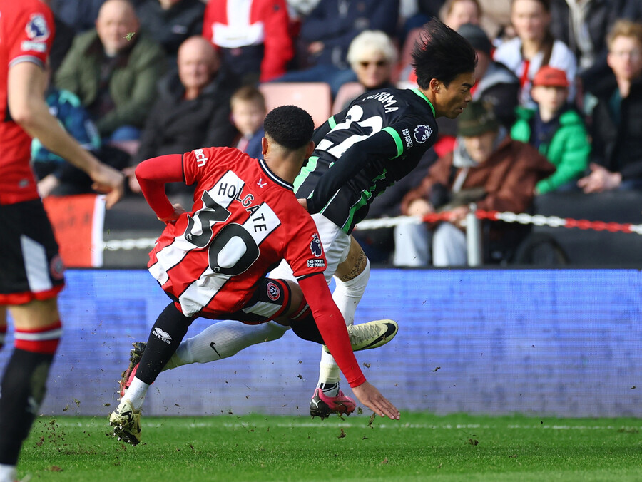 ▲ 셰필드 유나이티드 홀 게이트가 브라이턴 호브 알비언의 미토마 카오루에게 태클해 넘어트리는 장면. ⓒ연합뉴스/REUTERS