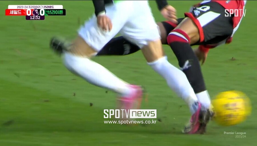 ▲ 중계 영상으로 보면 홀 게이트의 오른발이 미토마의 왼쪽 무릎으로 향하는 것으로 보인다.