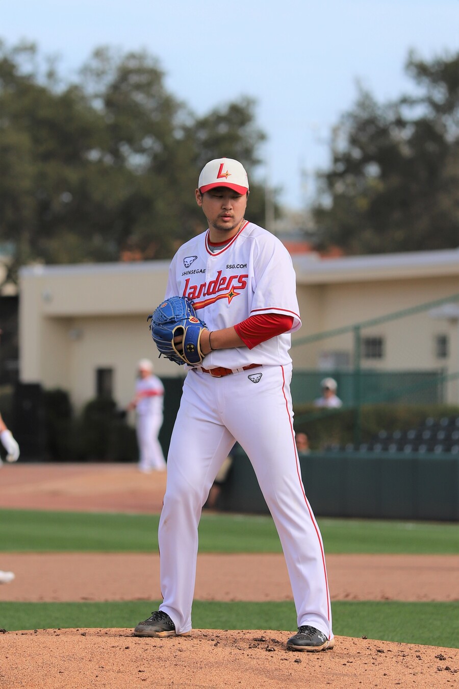 ▲ 은퇴까지 생각했던 박민호는 새로운 기분과 자세로 2024년을 열었다 ⓒSSG랜더스