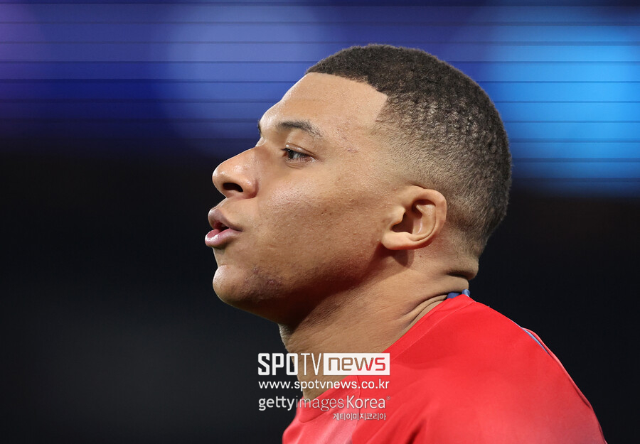 ▲ 이강인과 호흡은 한 시즌으로 끝이다. 스페인 매체 '마르카'는 20일(한국시간) "음바페가 2주 전에 레알 마드리드와 계약을 체결했다"며 "오는 7월 1일 공식적으로 레알 마드리드의 선수가 된다"고 밝혔다. 무려 7년 동안 이적 시장이 열릴 때마다 거론됐던 음바페의 레알 마드리드 이적이 이번 여름에는 공식화될 전망이다. SNS에서도 음바페의 레알 마드리드 협상 이미지가 공유되기 시작했다.