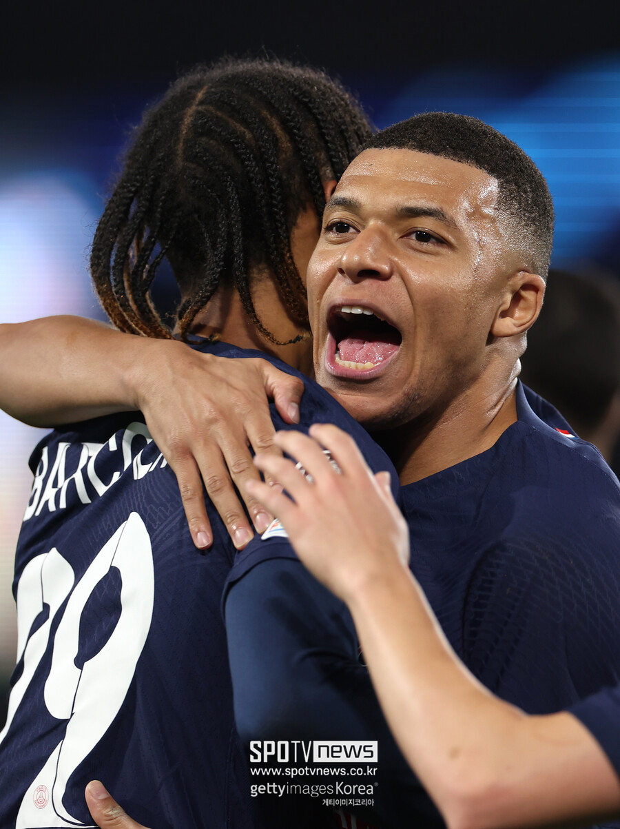 ▲ 이강인과 호흡은 한 시즌으로 끝이다. 스페인 매체 '마르카'는 20일(한국시간) "음바페가 2주 전에 레알 마드리드와 계약을 체결했다"며 "오는 7월 1일 공식적으로 레알 마드리드의 선수가 된다"고 밝혔다. 무려 7년 동안 이적 시장이 열릴 때마다 거론됐던 음바페의 레알 마드리드 이적이 이번 여름에는 공식화될 전망이다. SNS에서도 음바페의 레알 마드리드 협상 이미지가 공유되기 시작했다.