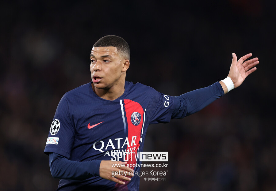 ▲ 이강인과 호흡은 한 시즌으로 끝이다. 스페인 매체 '마르카'는 20일(한국시간) "음바페가 2주 전에 레알 마드리드와 계약을 체결했다"며 "오는 7월 1일 공식적으로 레알 마드리드의 선수가 된다"고 밝혔다. 무려 7년 동안 이적 시장이 열릴 때마다 거론됐던 음바페의 레알 마드리드 이적이 이번 여름에는 공식화될 전망이다. SNS에서도 음바페의 레알 마드리드 협상 이미지가 공유되기 시작했다.