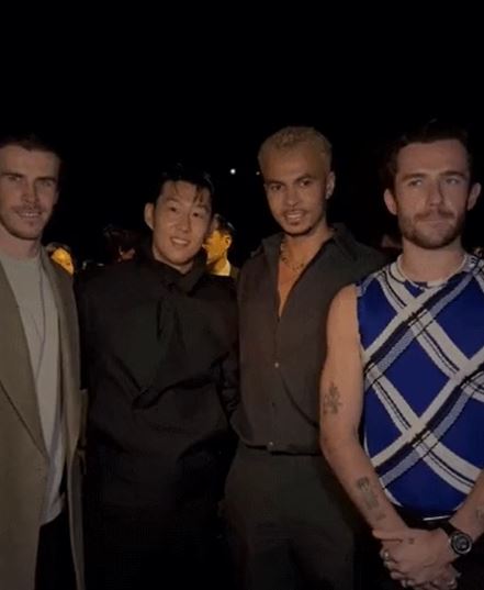 ▲ 베일-알리-칠웰과 함께 사진을 찍은 손흥민  ⓒ버버리