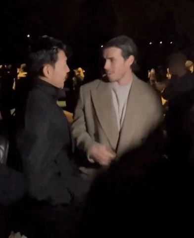 ▲ 베일과 인사를 나누는 손흥민  ⓒ버버리