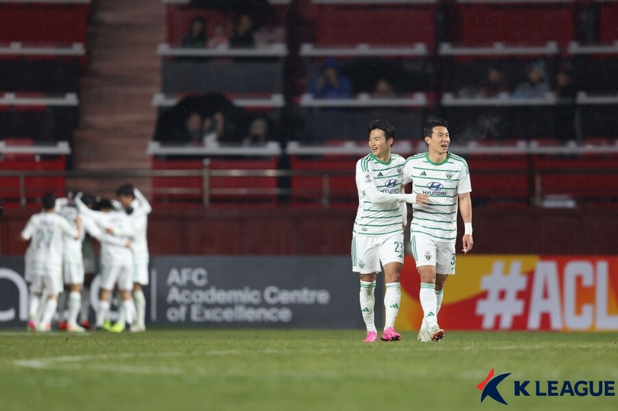 ▲ 전북 현대가 정태욱의 동점골로 박찬용이 골맛을 봤던 포항 스틸러스와 1-1로 비기며 아시아 축구연맹 챔피언스리그 8강에 진출했다. ⓒ한국프로축구연맹