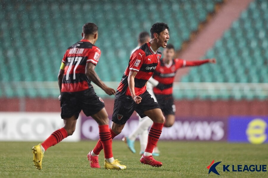 ▲ 전북 현대가 정태욱의 동점골로 박찬용이 골맛을 봤던 포항 스틸러스와 1-1로 비기며 아시아 축구연맹 챔피언스리그 8강에 진출했다. ⓒ한국프로축구연맹