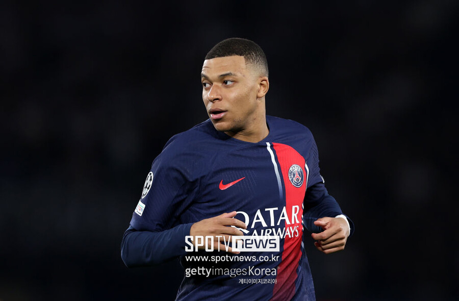 ▲ 영국 공영 방송사 ‘BBC’는 20일(한국시간) “킬리안 음바페는 레알 마드리드와 이적 합의를 마쳤다. 계약금으로 1억 5,000만 유로(약 2,160억 원)를 받을 예정이뎌, 5년 동안 연봉 1,500만 유로(약 216억 원)를 수령한다. 또한 초상권 일부도 보유하게 된다”라고 설명했다.