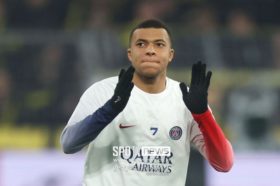 ▲ 영국 공영 방송사 ‘BBC’는 20일(한국시간) “킬리안 음바페는 레알 마드리드와 이적 합의를 마쳤다. 계약금으로 1억 5,000만 유로(약 2,160억 원)를 받을 예정이뎌, 5년 동안 연봉 1,500만 유로(약 216억 원)를 수령한다. 또한 초상권 일부도 보유하게 된다”라고 설명했다.