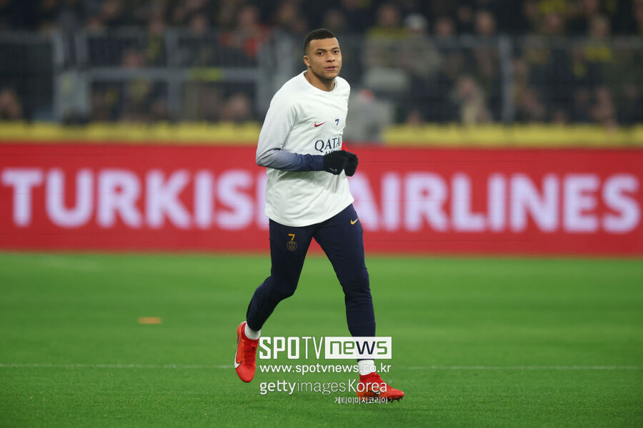 ▲ 영국 공영 방송사 ‘BBC’는 20일(한국시간) “킬리안 음바페는 레알 마드리드와 이적 합의를 마쳤다. 계약금으로 1억 5,000만 유로(약 2,160억 원)를 받을 예정이뎌, 5년 동안 연봉 1,500만 유로(약 216억 원)를 수령한다. 또한 초상권 일부도 보유하게 된다”라고 설명했다.