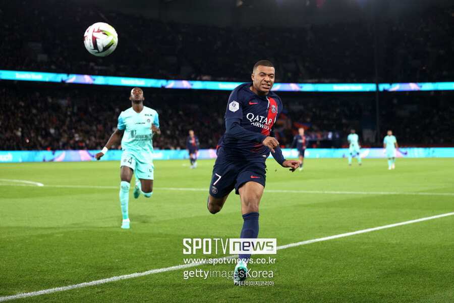 ▲ 영국 공영 방송사 ‘BBC’는 20일(한국시간) “킬리안 음바페는 레알 마드리드와 이적 합의를 마쳤다. 계약금으로 1억 5,000만 유로(약 2,160억 원)를 받을 예정이뎌, 5년 동안 연봉 1,500만 유로(약 216억 원)를 수령한다. 또한 초상권 일부도 보유하게 된다”라고 설명했다.