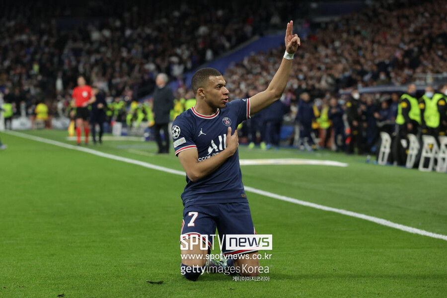 ▲ 영국 공영 방송사 ‘BBC’는 20일(한국시간) “킬리안 음바페는 레알 마드리드와 이적 합의를 마쳤다. 계약금으로 1억 5,000만 유로(약 2,160억 원)를 받을 예정이뎌, 5년 동안 연봉 1,500만 유로(약 216억 원)를 수령한다. 또한 초상권 일부도 보유하게 된다”라고 설명했다.