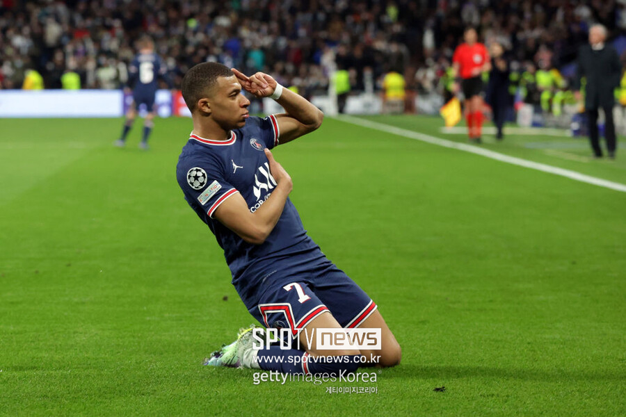 ▲ 영국 공영 방송사 ‘BBC’는 20일(한국시간) “킬리안 음바페는 레알 마드리드와 이적 합의를 마쳤다. 계약금으로 1억 5,000만 유로(약 2,160억 원)를 받을 예정이뎌, 5년 동안 연봉 1,500만 유로(약 216억 원)를 수령한다. 또한 초상권 일부도 보유하게 된다”라고 설명했다.