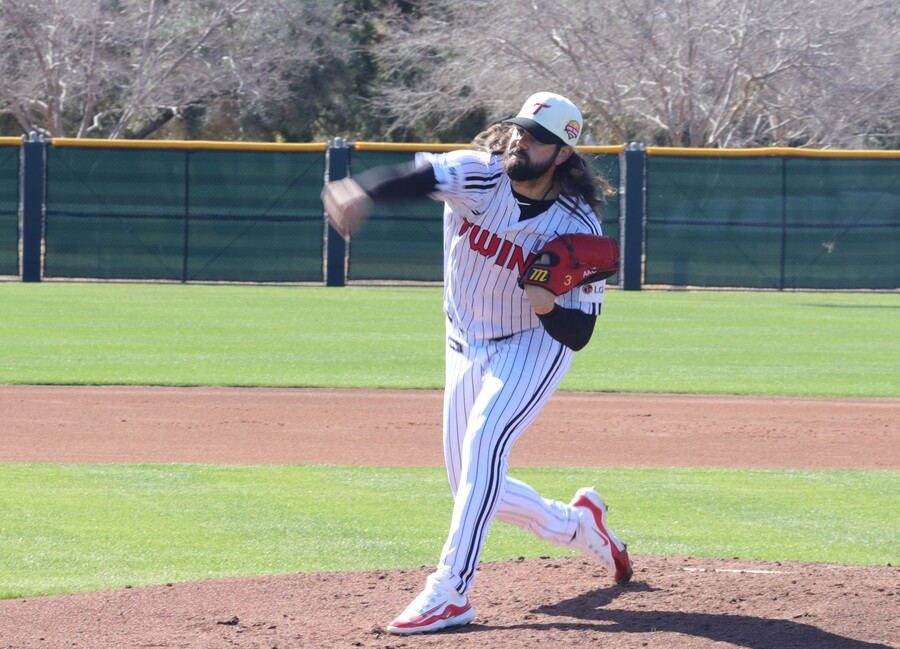 ▲ LG 케이시 켈리가 21일 올해 첫 라이브 피칭에 나섰다. 켈리는 올해부터 포크볼을 본격적으로 던질 계획이다. ⓒ LG 트윈스