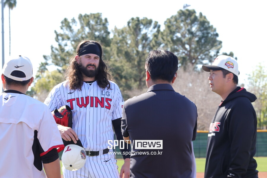 ▲ 켈리가 라이브피칭을 마친 뒤 전력분석팀 관계자와 대화를 나누고 있다. ⓒ LG 트윈스