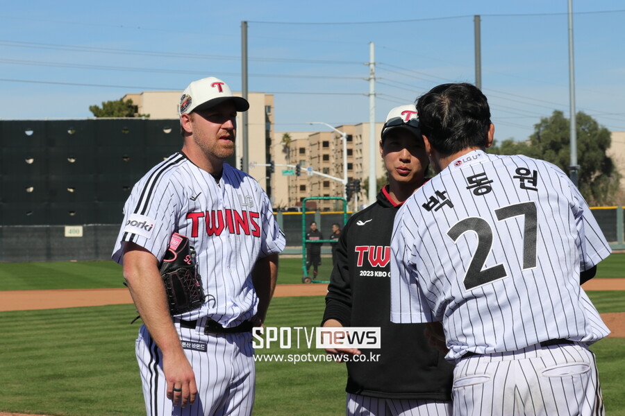 ▲ 라이브피칭을 마친 뒤 박동원과 의견을 나누는 엔스. ⓒ LG 트윈스