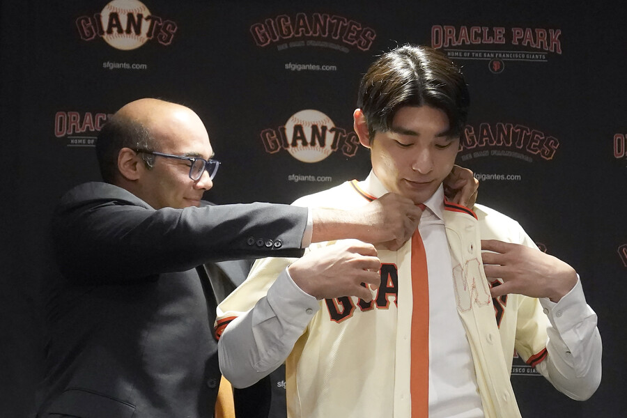 ▲ 이정후를 품에 안은 파르한 자이디 샌프란시스코 단장은 유격수 보강 필요성을 인정했다 ⓒ연합뉴스/AP통신