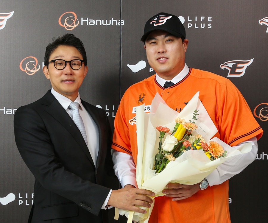 ▲ 한화 이글스 박찬혁 대표이사(왼쪽)와 류현진 ⓒ 한화 이글스