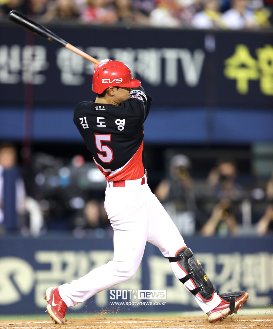 ▲ KIA 김도영이 타격하고 타구를 응시하고 있다. ⓒ곽혜미 기자