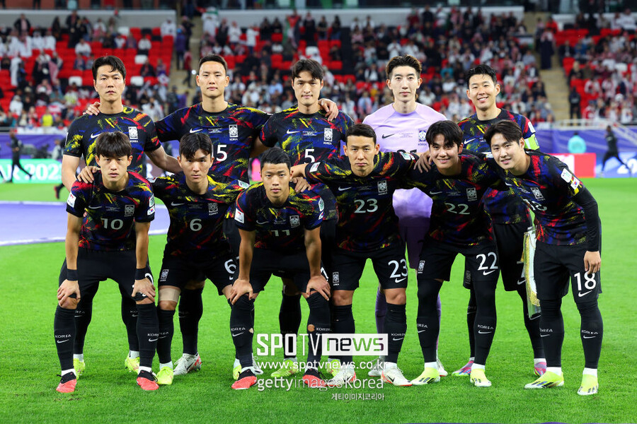 ▲ 한국 축구대표팀은 2023 AFC 카타르 아시안컵 요르단과의 4강전에서 원정 유니폼을 착용했다. 조별리그에서 요르단을 상대할 때는 문제없이 홈 유니폼을 입었기에 논란이 됐다. 이와 관련해 대한축구협회 파견 직원이 뒷거래를 했다는 의혹이 제기됐다. 