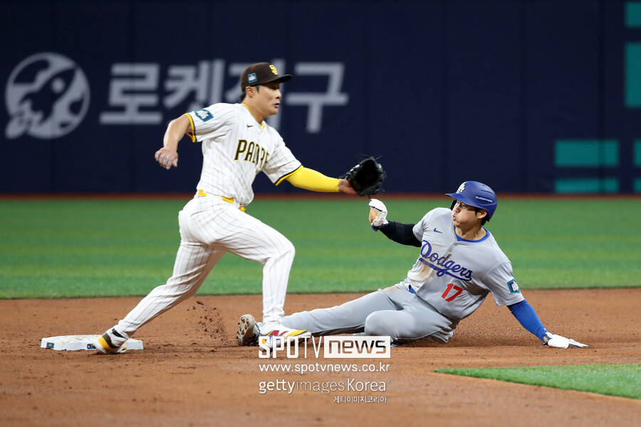 ▲ LA 다저스의 오타니 쇼헤이(오른쪽)가 다저스 이적 첫 도루를 성공하고 있다. 유격수는 김하성이다.