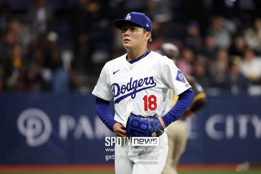 ▲ LA 다저스 일본인 우완투수 야마모토 요시노부가 메이저리그 데뷔전에서 1이닝 5실점으로 조기 강판을 당하는 수모를 겪었다. 야마모토는 다저스와 12년 3억 2500만 달러에 계약한 선수다.