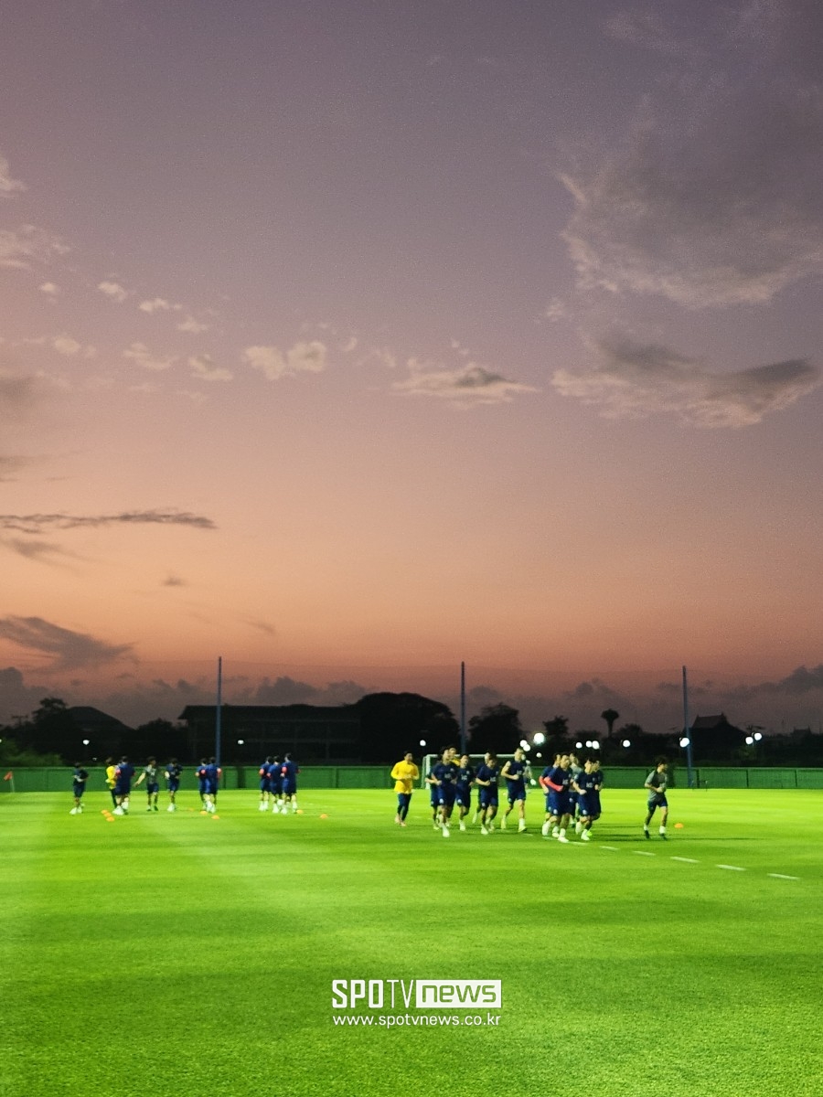 ▲ 축구대표팀의 훈련장인 태국 방콕의 윈드밀 풋볼 클럽, 한국보다 훨씬 잔디가 좋고 환경도 나쁘지 않다.