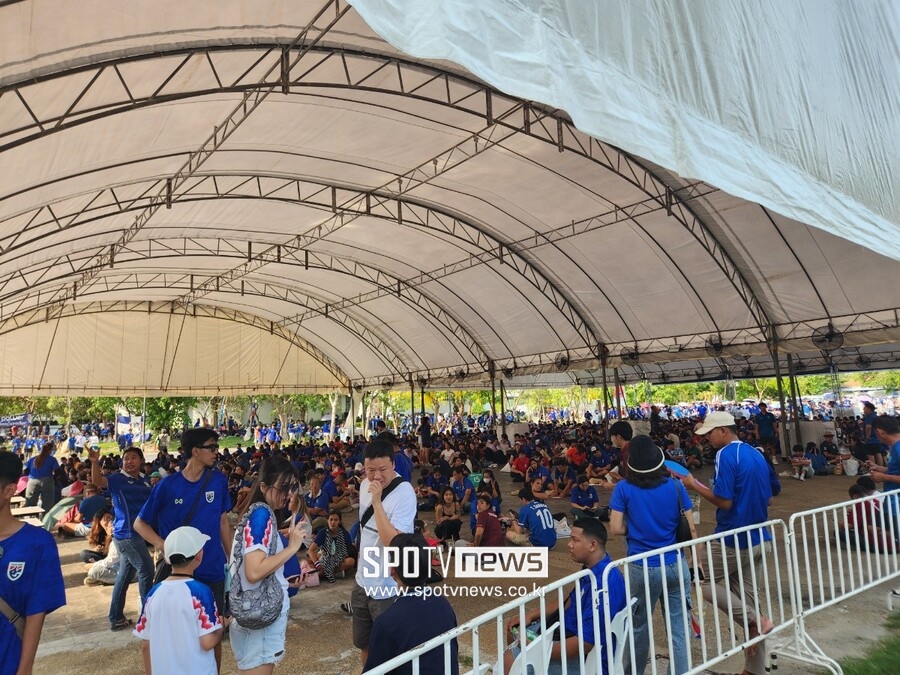 ▲ 태국팬 5만 명이 방콕의 라자망갈라 국립 경기장에 대거 집결했다.