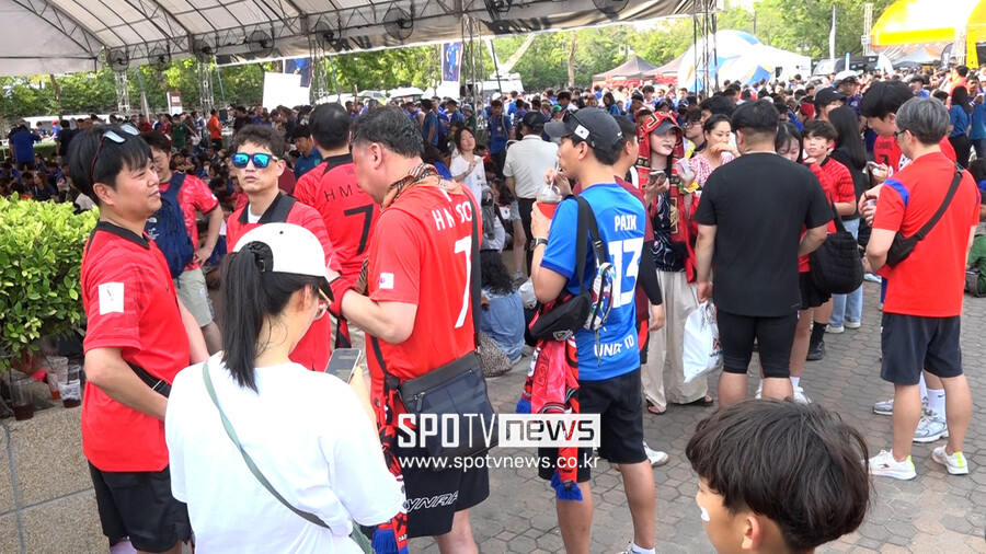 ▲ 태국 현지 교민과 붉은악마도 경기장에 모이기 시작했다.