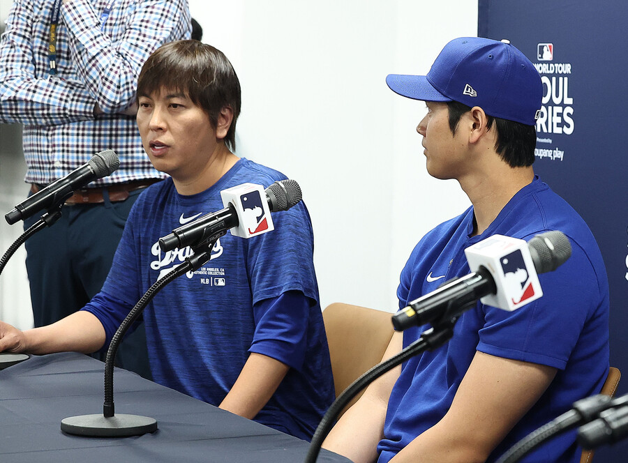 ▲ 오타니 쇼헤이(오른쪽)는 미즈하라 잇페이와 2013년 닛폰햄에서 처음 만났다. 2017년 메이저리그 진출이 확정된 뒤에는 그를 개인 통역으로 고용했다. ⓒ 연합뉴스