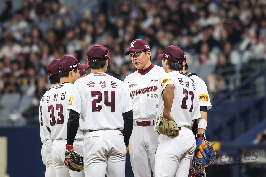 ▲홍원기 감독이 위기 상황에서 선수들을 불러 이야기를 나누고 있다. ⓒ키움 히어로즈