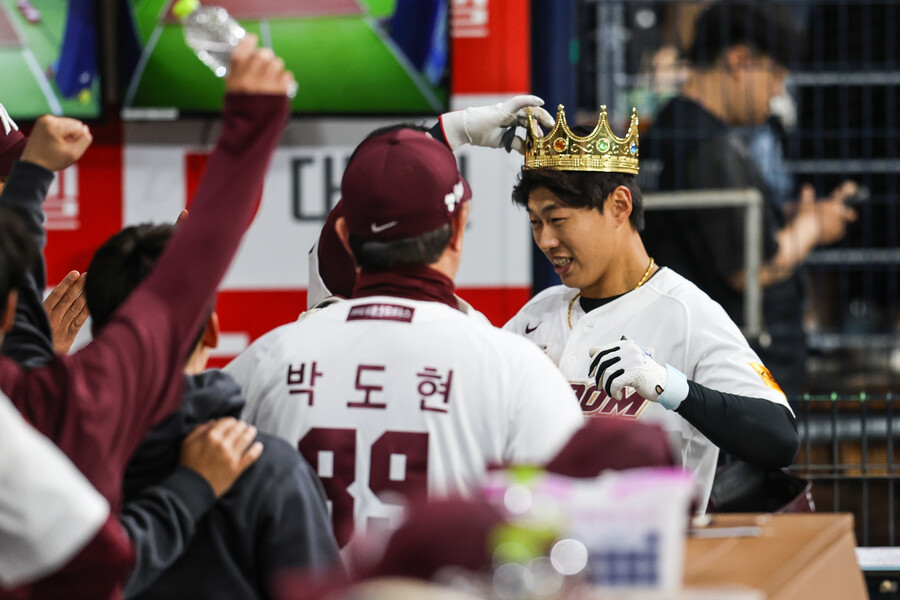 ▲송성문이 홈런을 친 후 더그아웃에 들어가고 있다. ⓒ키움 히어로즈