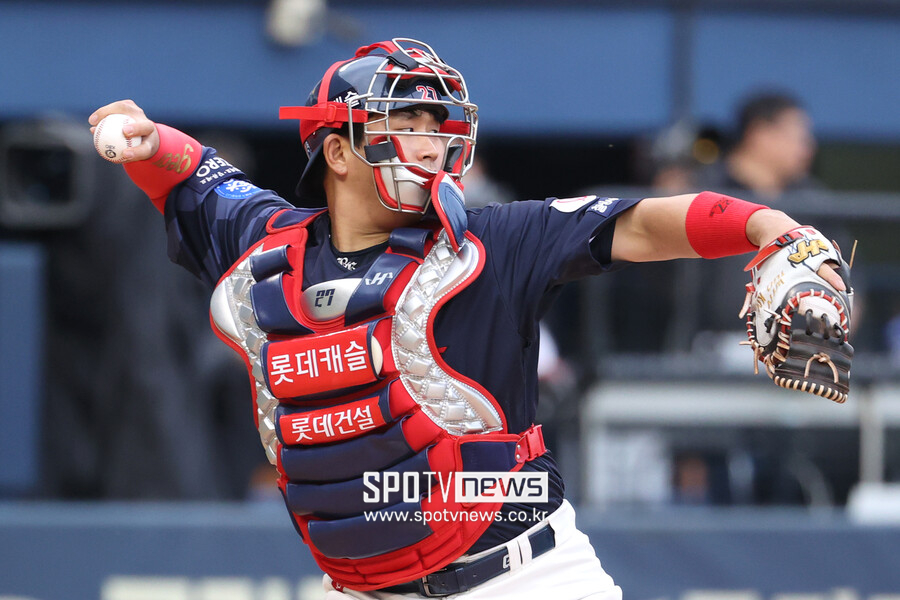 ▲ 롯데 자이언츠 안방마님 유강남. 전력에 꼭 필요한 선수인데 극심한 타격 부진에 빠져 있다. ⓒ곽혜미 기자