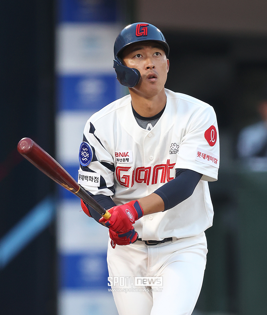 ▲ 롯데 자이언츠 유격수 노진혁 역시 특유의 힘 있는 타격이 나오지 않아 애를 먹고 있다. ⓒ곽혜미 기자