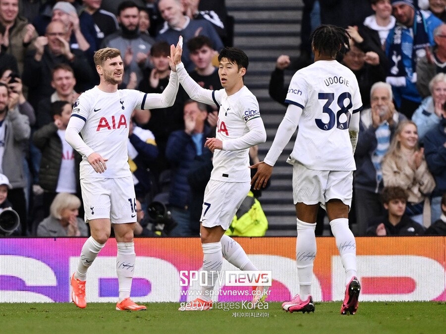 ▲ 손흥민은 8일(한국시간) 홈구장인 토트넘 홋스퍼 스타디움에서 열린 2023-24시즌 잉글랜드 프리미어리그 32라운드에서 노팅엄 포레스트를 상대로 어시스트 1개를 올렸다. 미키 판 더 펜의 결승골을 도운 손흥민의 활약에 힘입어 토트넘이 3-1로 이겼다.