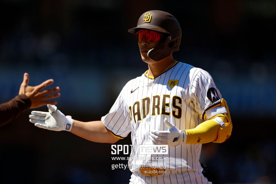 ▲ 김하성은 6회 2-0으로 달아나는 1타점 적시타를 때렸다. 지난해 8타수 1안타로 약했던 로건 웹을 상대로 올해는 2개의 안타를 뽑아냈다.
