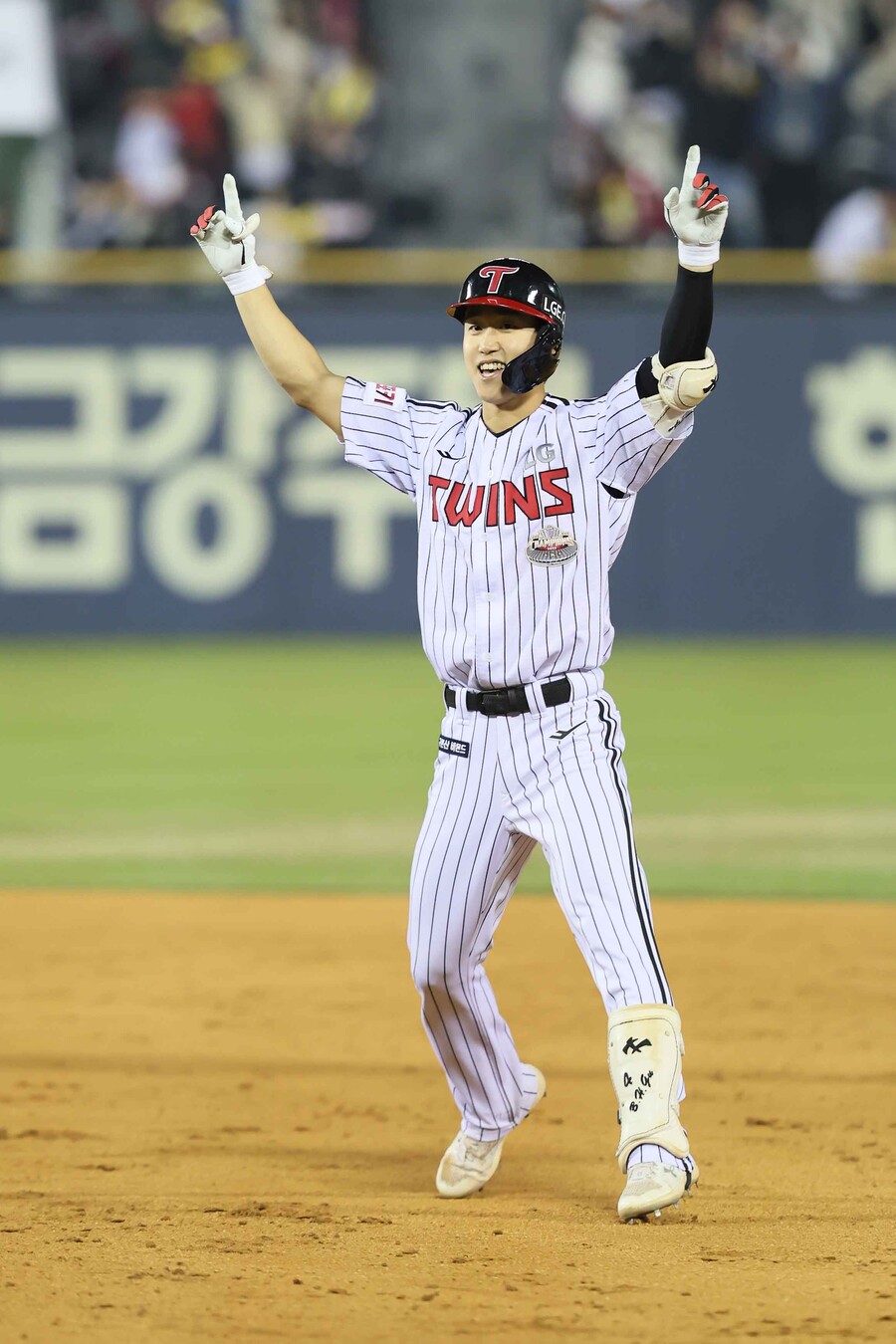 ▲ LG 구본혁은 지난 4일과 6일 두 경기에서 끝내기 타점을 올렸다. 4일 NC전에서는 빗맞은 행운의 안타가 머쓱한 끝내기 안타가 됐지만, 6일 kt전에서는 만루에서 그랜드슬램을 터트렸다. ⓒ LG 트윈스