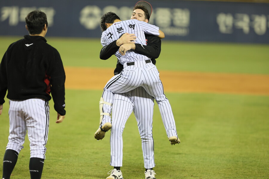 ▲ 구본혁의 끝내기 만루 홈런에 기뻐하는 LG 오스틴 딘. 구본혁은 오스틴의 4번 타순에 교체로 들어가 끝내기 홈런을 쳤다.