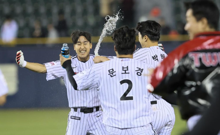 ▲ LG 구본혁은 4일 경기에서 10회 대수비로 들어가 11회 끝내기 안타를 쳤다. ⓒ LG 트윈스