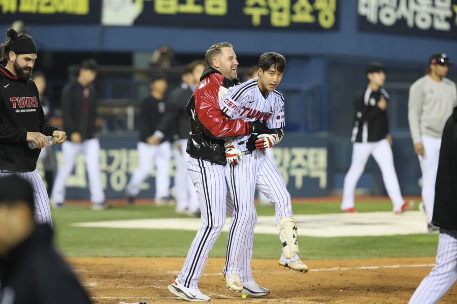▲ 구본혁의 끝내기 만루홈런이 터지자 선수들이 뛰쳐나와 축하했다.