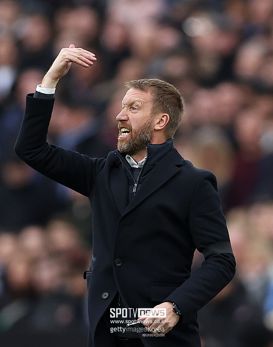 ▲ 영국 매체 '스카이스포츠'는 8일(한국시간) "포터 감독이 아약스와 긴밀하게 연결됐다. 하지만 아약스와 대화 끝에 제안을 거절했다. 아약스 감독직에 큰 관심이 없던 포터는 여름에 맨체스터 유나이티드 감독 최종 후보 명단에 오를 것으로 예상된다"라고 보도했다. 포터 감독은 2019년부터 2022년까지 브라이튼을 이끌며 프리미어리그에서 주목 받았다. 향후 잉글랜드 대표팀 감독까지 맡을 수 있는 지도자로 평가됐는데, 2022년 첼시를 맡고 하향세를 탔다