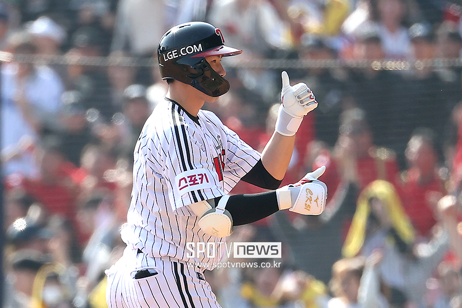 ▲ 홍창기는 한화 이글스와 개막 시리즈 2경기에서 출루율 0.300을 기록했다. 그 뒤로는 모든 시리즈마다 4할 이상의 출루율을 올리고 있다. ⓒ곽혜미 기자