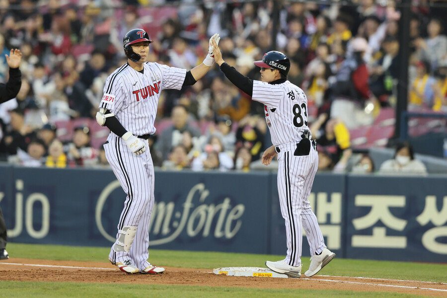 ▲ 홍창기는 주전으로 떠오른 2020년 시즌 이후 KBO리그에서 가장 선구안이 뛰어난 타자로 떠올랐다. 4년 동안 두 번 골든글러브를 차지했다. ⓒ LG 트윈스