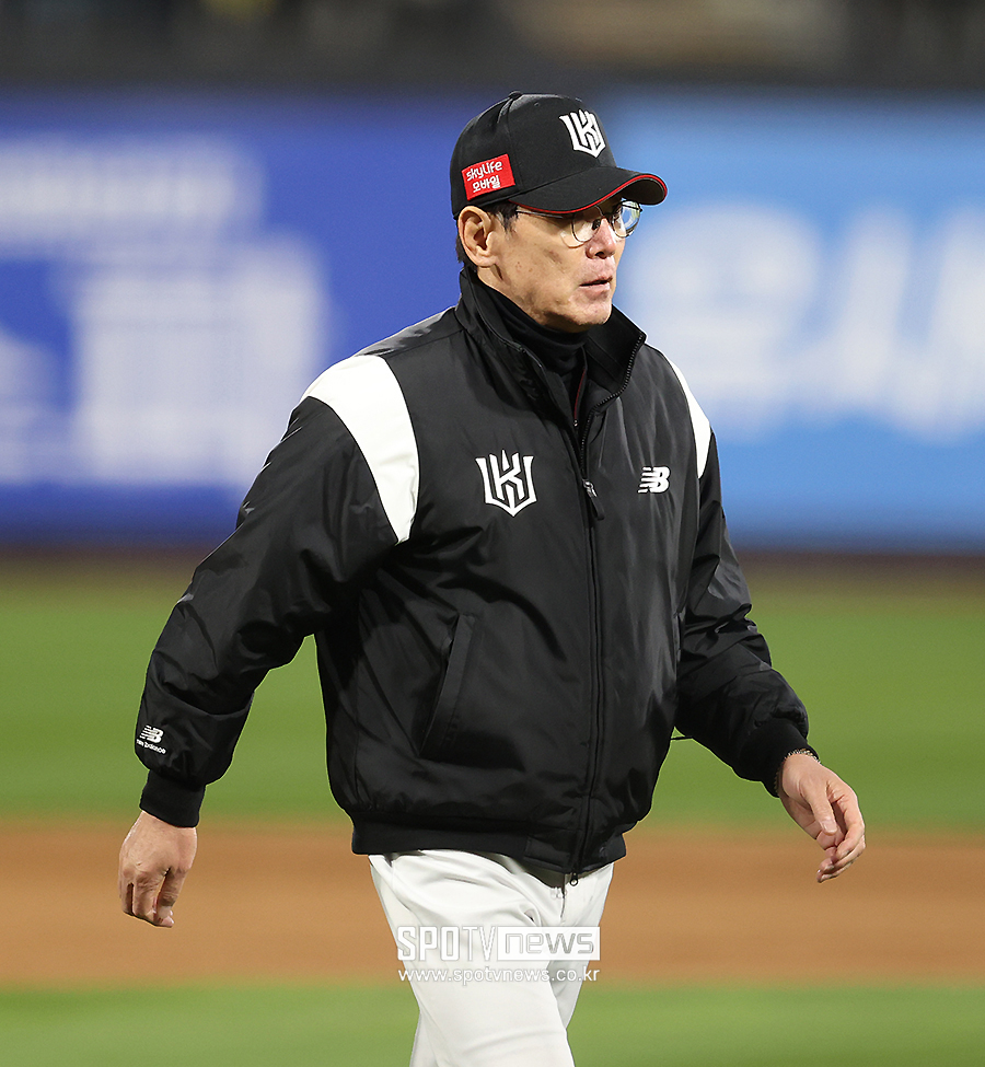 ▲ KBO가 비디오 판독 결과에 항의하는 과정에서 선수 철수를 지시한 kt 이강철 감독에게 경고 조치를 내렸다. 지난해에 이어 2년 연속이다. ⓒ곽혜미 기자