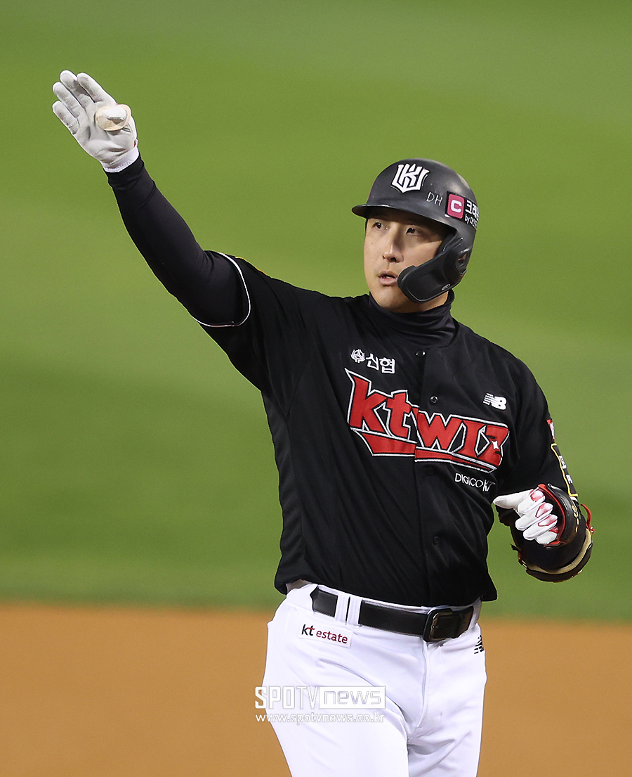 ▲ kt 황재균은 5일 잠실 LG전에서 2루타로 생각했던 타구가 단타로 처리돼 당황스러운 표정을 지었다. ⓒ곽혜미 기자